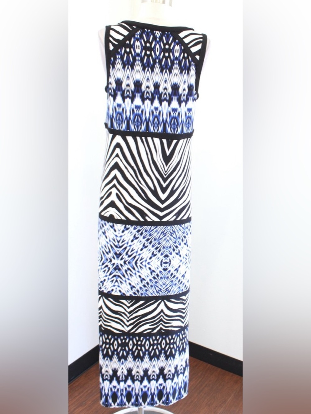 Elegant Blue and Black Maxi Dress Chico’s NWT with Beautiful pattern, no sleeves - Picture 9 of 10